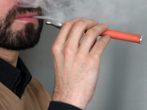 Cigarette électronique : dans la ligne de mire du législateur