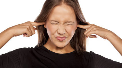 Concerts en plein air, bars musicaux, soir&eacute;es en discoth&egrave;que&hellip; ces activit&eacute;s estivales exposent les jeunes gens &agrave; un risque accru de troubles de l'audition.