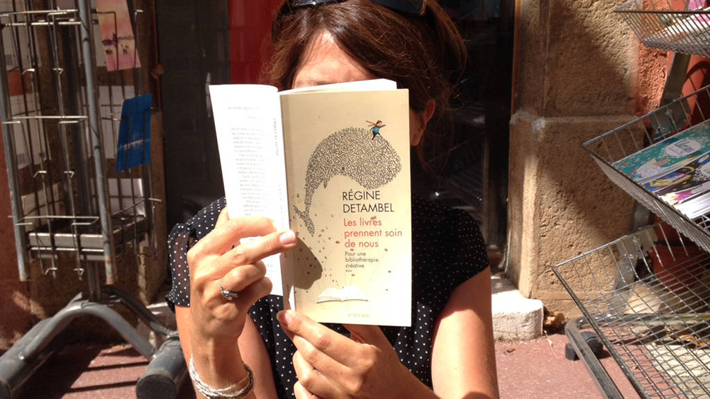 Chronique sur le livre de R&eacute;gine Detambel, Les livres prennent soin de nous, publi&eacute; aux &eacute;ditions Actes Sud en mars 2015