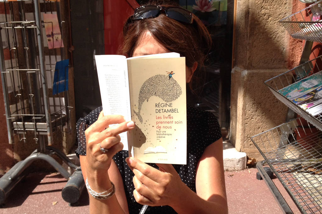 Chronique sur le livre de Régine Detambel, Les livres prennent soin de nous, publié aux éditions Actes Sud en mars 2015