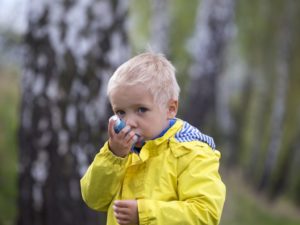 Asthme, enfants et pollution : doit-on vivre loin des villes ?