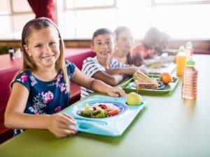 Les enfants prennent-ils de bonnes habitudes alimentaires à l’école ?