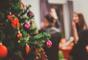 Fêtes de fin d&rsquo;années : kit de survie aux conversations pleines d&rsquo;idées reçues sur les questions de santé