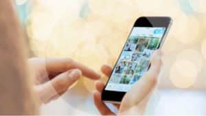 Alcool et réseaux sociaux : comment les industriels incitent les jeunes à la consommation