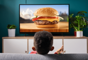 Charte alimentaire de l’ARCOM : des engagements à l’arrêt après une Stratégie pour l’alimentation (SNANC) décevante