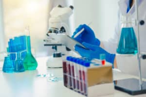 Essais cliniques « fast-track » : une accélération au bénéfice de tous les participants ?